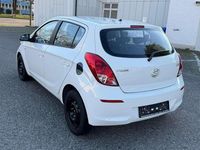 Gebraucht Hyundai i20 Edition 86 PS (63 kW) 2012 Coral white Kleinwagen