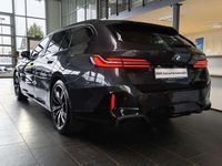 Gebraucht BMW 520 M Sport 208 PS (152 kW) 2025 Sophistograu brillanteffekt me Kombi
