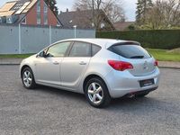 Gebraucht Opel Astra 140 PS (102 kW) 2012 Silber Limousine