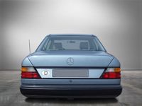 Gebraucht Mercedes E230 136 PS (100 kW) 1985 Diamantblacu metallic Limousine