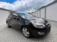Używany Opel Astra 140 KM (102 kW) 2011 Czarny Hatchback