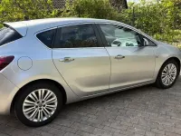 Second-hand Opel Astra 95 CP (69 kW) 2012 Argintiu Berlinǎ