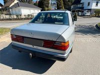 Gebraucht Mercedes E260 160 PS (117 kW) 1990 Silber Limousine