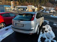 Gebraucht Ford Focus Ghia 115 PS (84 kW) 2005 Silber Limousine