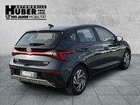 Neu Hyundai i20 Comfort 101 PS (74 kW) 2025 Grau metallic Limousine