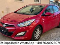 Gebraucht Hyundai i30 Trend 99 PS (72 kW) 2013 Rot Limousine