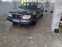 Gebraucht Mercedes E250 136 PS (100 kW) 1994 Schwarz Limousine