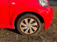 Gebraucht Toyota Aygo 68 PS (50 kW) 2013 Rot Kleinwagen