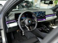 Gebraucht BMW 520 M Sport 208 PS (152 kW) 2025 Oxidgrau Limousine