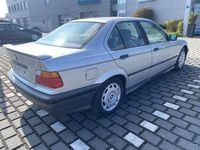 Gebraucht BMW 318 113 PS (83 kW) 1993 Silber Limousine