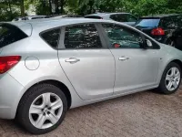 Używany Opel Astra Edition 116 KM (85 kW) 2011 Srebrny Sedan/Limuzyna