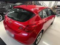 Używany Opel Astra 101 KM (74 kW) 2010 Czerwony Sedan/Limuzyna