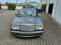 Gebraucht Mercedes E230 136 PS (100 kW) 1982 Grau Limousine