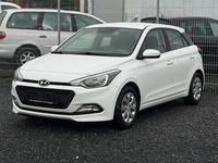 Gebraucht Hyundai i20 75 PS (55 kW) 2016 Weiß Limousine