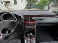 Gebraucht Mercedes E200 Classic 163 PS (119 kW) 2001 Schwarz Limousine