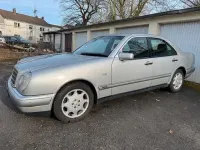 Używany Mercedes E280 Elegance 204 KM (150 kW) 1997 Srebrny Sedan/Limuzyna