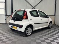 Gebraucht Peugeot 107 Active 68 PS (50 kW) 2014 Weiß Kleinwagen