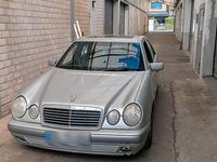 Second-hand Mercedes E320 220 CP (161 kW) 1996 Argintiu Berlinǎ
