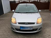 Gebraucht Ford Fiesta Ghia 77 PS (56 kW) 2007 Silber Kleinwagen