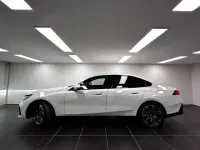 Gebraucht BMW 550e M Sport 489 PS (359 kW) 2025 Alpinweiß uni Limousine