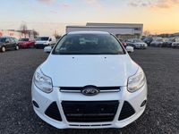 Używany Ford Focus Ambiente 101 KM (74 kW) 2014 Biały Sedan/Limuzyna