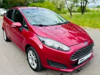 Używany Ford Fiesta SYNC Edition 80 KM (58 kW) 2013 Purpurowy Sedan/Limuzyna
