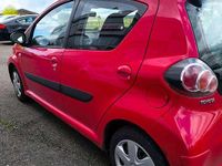 Używany Toyota Aygo Basis 68 KM (50 kW) 2010 Czerwony Hatchback