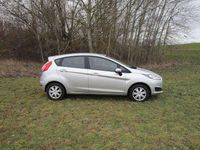 Gebraucht Ford Fiesta Trend 82 PS (60 kW) 2015 Polarsilber metallic Kleinwagen