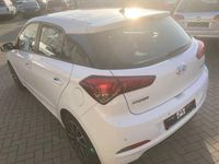 Gebraucht Hyundai i20 101 PS (74 kW) 2017 Weiß Limousine