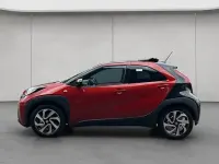 Neu Toyota Aygo X Play 72 PS (52 kW) 2025 Chili red / night sky bl SUV