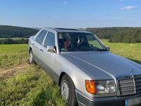 Second-hand Mercedes E230 131 CP (96 kW) 1991 Argintiu Berlinǎ