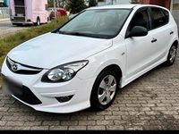 Gebraucht Hyundai i30 109 PS (80 kW) 2011 Weiß Kleinwagen