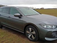 Gebraucht VW Passat Elegance 150 PS (110 kW) 2024 Grau Kombi