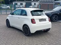 Gebraucht Fiat 500e La Prima 86 kW (118 PS) 2023 Gelato weiß Kleinwagen