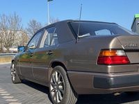 Gebraucht Mercedes E230 132 PS (97 kW) 1990 Braun Limousine