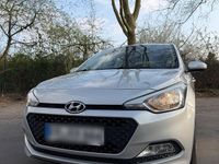 Gebraucht Hyundai i20 84 PS (61 kW) 2017 Silber Kleinwagen