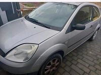 Usado Ford Fiesta 70 HP (51 kW) 2004 Prateado Citadino
