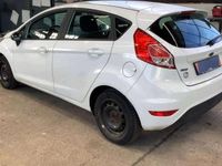 Gebraucht Ford Fiesta Trend 101 PS (74 kW) 2013 Frostweiß Kleinwagen
