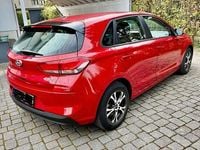 Gebraucht Hyundai i30 Select 99 PS (72 kW) 2017 Rot Limousine