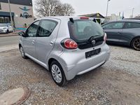 Gebraucht Toyota Aygo Cool 68 PS (50 kW) 2013 Silber Kleinwagen