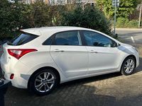 Gebraucht Hyundai i30 Edition 99 PS (72 kW) 2015 Weiß Limousine