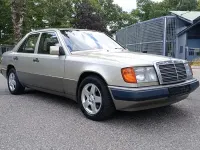 Gebraucht Mercedes E230 132 PS (97 kW) 1991 Gold Limousine