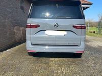 Gebraucht VW Multivan Edition 150 PS (110 kW) 2024 Grau Van