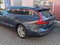 Gebraucht Volvo V60 Momentum 150 PS (110 kW) 2020 Blau Kombi
