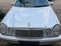 Usata Mercedes E280 204 CV (150 kW) 2000 Argento Berlina