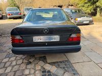 Gebraucht Mercedes 200 72 PS (52 kW) 1986 Schwarz Limousine