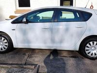 Gebraucht Opel Astra 101 PS (74 kW) 2014 Weiß Limousine