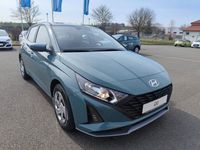 Gebraucht Hyundai i20 Select 79 PS (58 kW) 2025 Mangrove green Kleinwagen