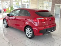 Gebraucht Kia Rio DREAM-TEAM Edition 84 PS (61 kW) 2015 Rot Limousine