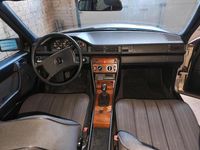 Usata Mercedes E230 1985 Beige Berlina
